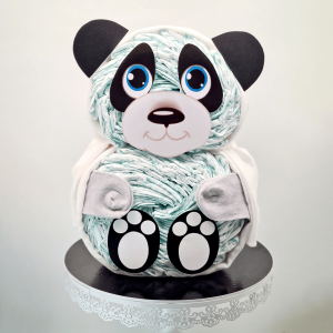 Le "Panda de couches" est un cadeau de naissance original et amusant qui impressionnera les parents et les bébés. Cette sculpture de couches en forme de panda est composée de 34 couches standards soigneusement empilées pour créer une forme ludique et attachante. En plus de la sculpture de couches, le "Panda de couches" est livré avec deux linges de gaze doux et une paire de chaussettes. Le tout est présenté dans un emballage prêt à offrir, ce qui en fait le cadeau idéal pour toutes les occasions. Les parents adoreront la créativité et l'attention portée aux détails de ce cadeau unique. Le "Panda de couches" de "Cadocouches" est une sculpture de couches à la fois ludique et décorative qui apportera une touche de charme à la chambre du bébé. En résumé, le "Panda de couches" de "Cadocouches" est un cadeau de naissance original et pratique qui ravira les parents et les bébés. Avec ses 34 couches standards soigneusement empilées pour créer une forme de panda ludique et attachante, deux linges de gaze doux, une paire de chaussettes et un emballage prêt à offrir, c'est le cadeau idéal pour toutes les occasions. Offrez-le à un ami ou à un membre de la famille, ou gardez-le pour vous et votre propre bébé !